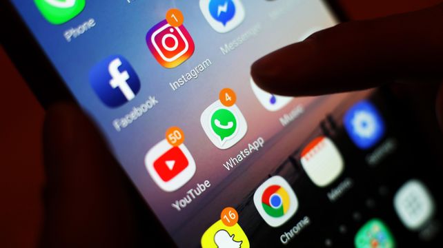 Campaign group backs plan for an under-16s social media ban