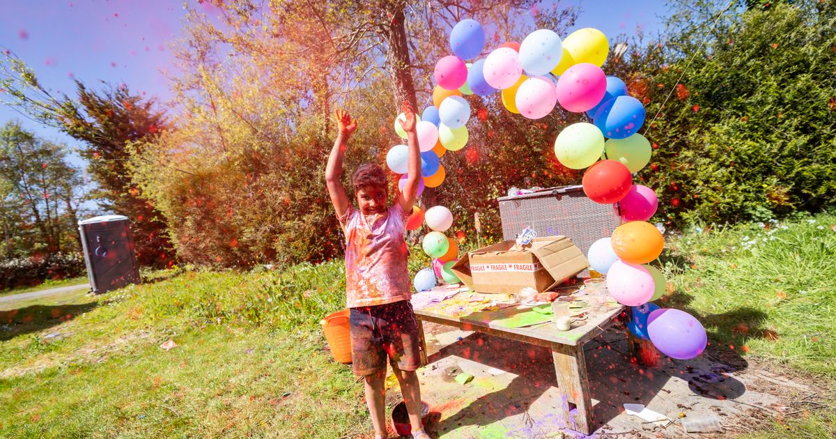 Colourful Hindu celebration welcomes in spring