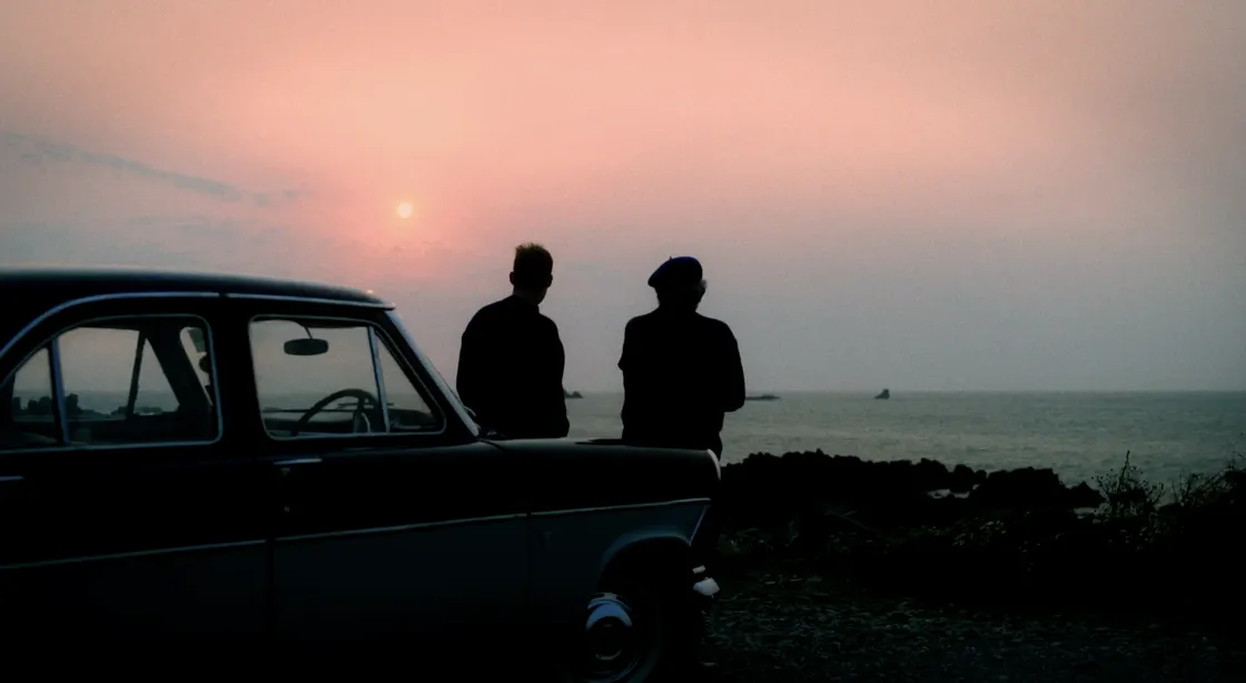 Dennis and Jules and the ‘beautiful 50s car’.