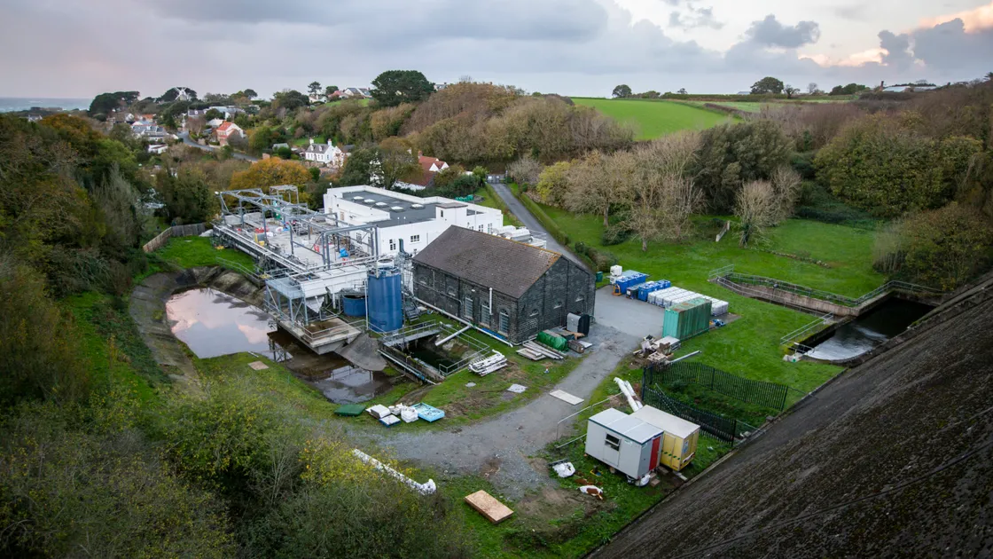 The States’ Trading Supervisory Board is asking the States Assembly to agree that Guernsey Water should be commercialised by the end of 2027, and requesting deputies’ support in principle to commercialise Guernsey Ports and States Works down the line. (34034215)