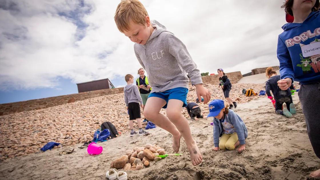 Le Rondin schoolchildren enjoying Rotary Guernesiais’ Kids Out Day on Vazon beach. (Picture by Sophie Rabey, 30902919)
