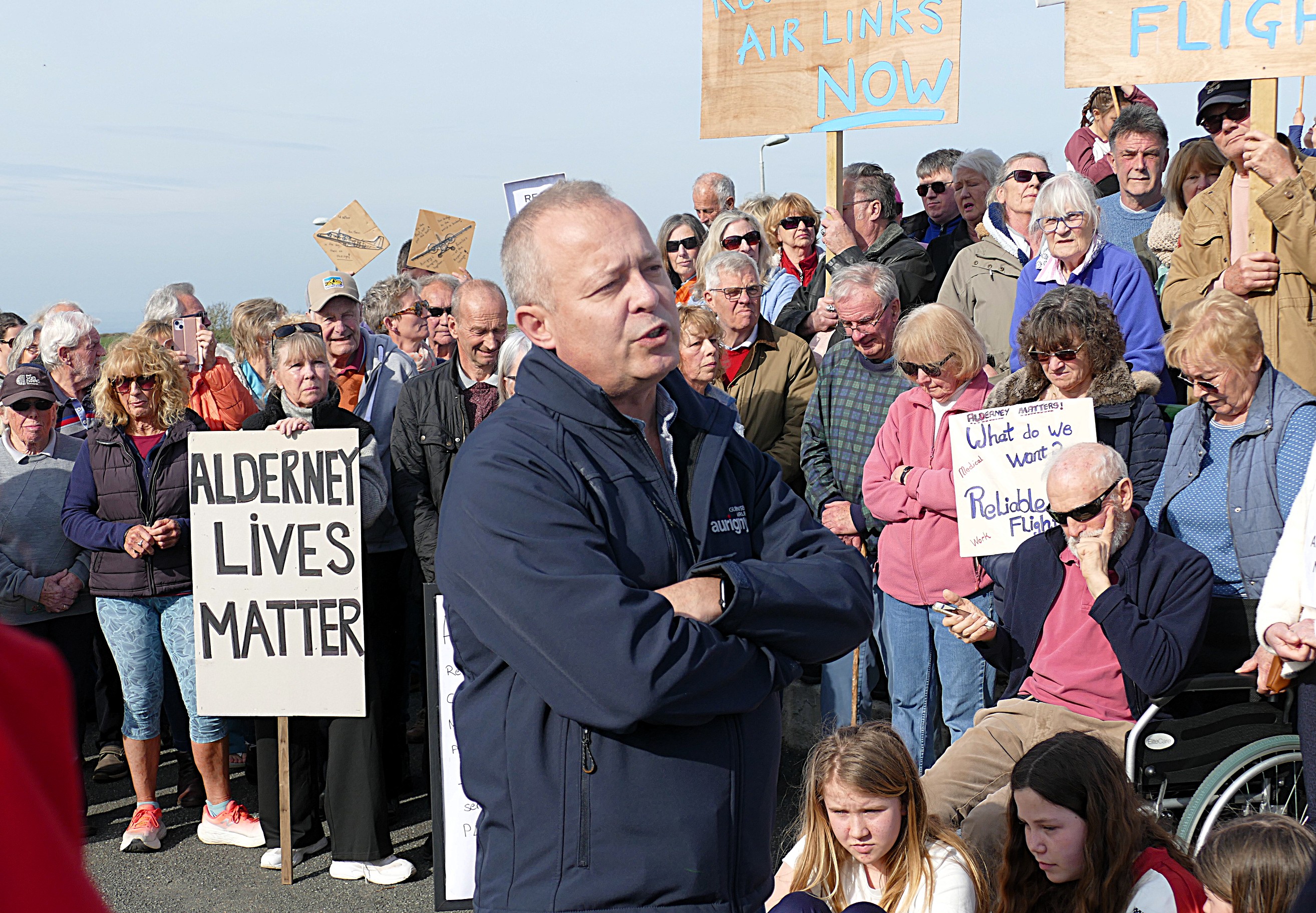 Aurigny CEO flies to Alderney to hear protesters’ concerns