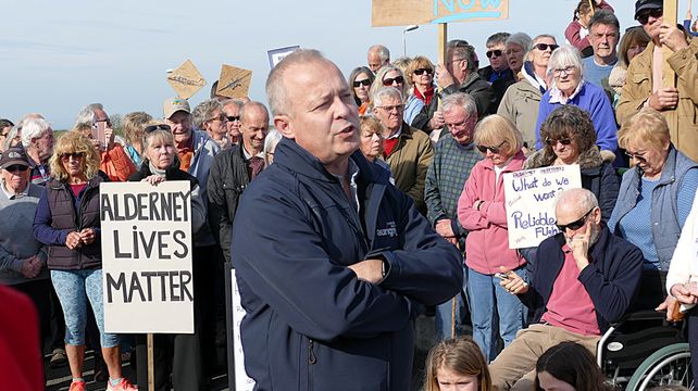 Aurigny CEO flies to Alderney to hear protesters’ concerns