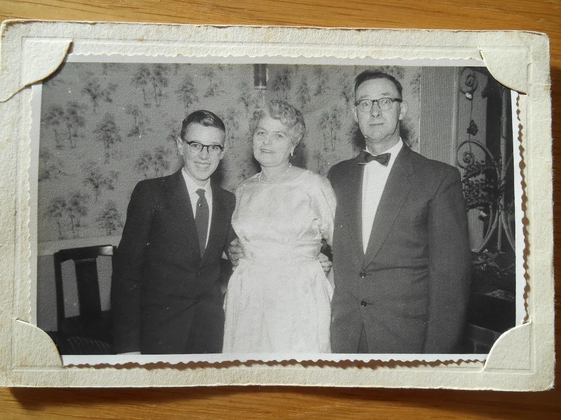 Geoff de Carteret (left) in the 1950s, with his mum Doris and dad Bill.
