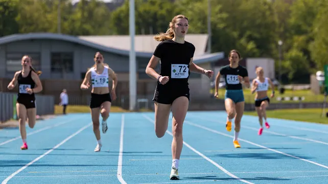 Record-breaker Amelie is ahead of schedule with 200m mark