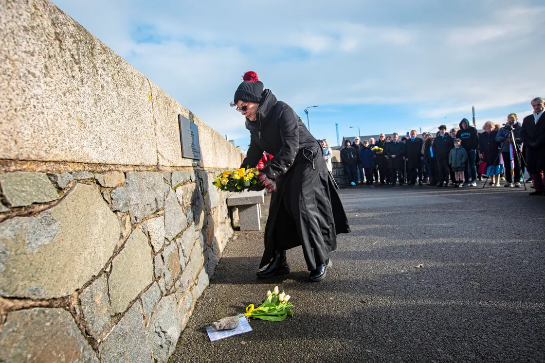 Sandra King laid a wreath on behalf of the local Jewish community. (Picture by Peter Frankland, 33987085)