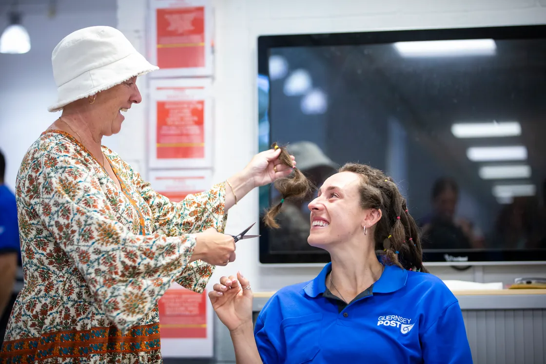 Tracy Thorne shows daughter Tyler the piece of her hair she has cut.  (31191305)