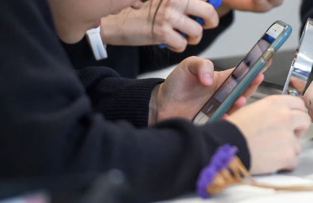 Students ‘would be devastated’ by social media ban for U16s
