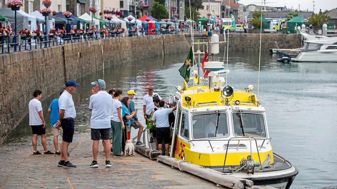 The queue to look around the Flying Christine.. (33377997)