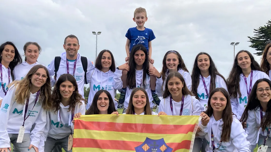 Sebastian Le Sauvage with the Menorcan woman's football team. (32399041)