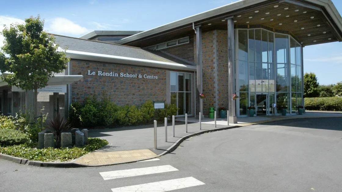 Dual school head praised for leadership