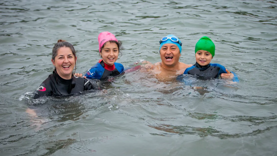 The Paucar family took the plunge together. (31629475)