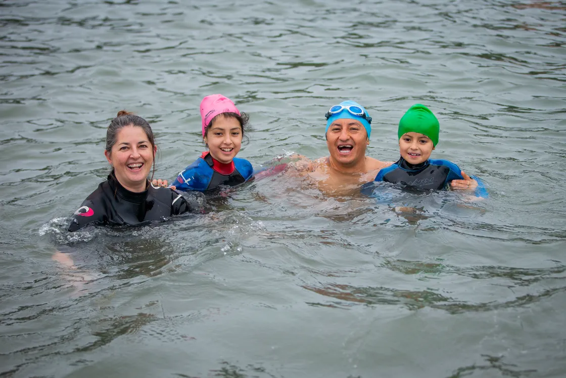 The Paucar family took the plunge together. (31629475)