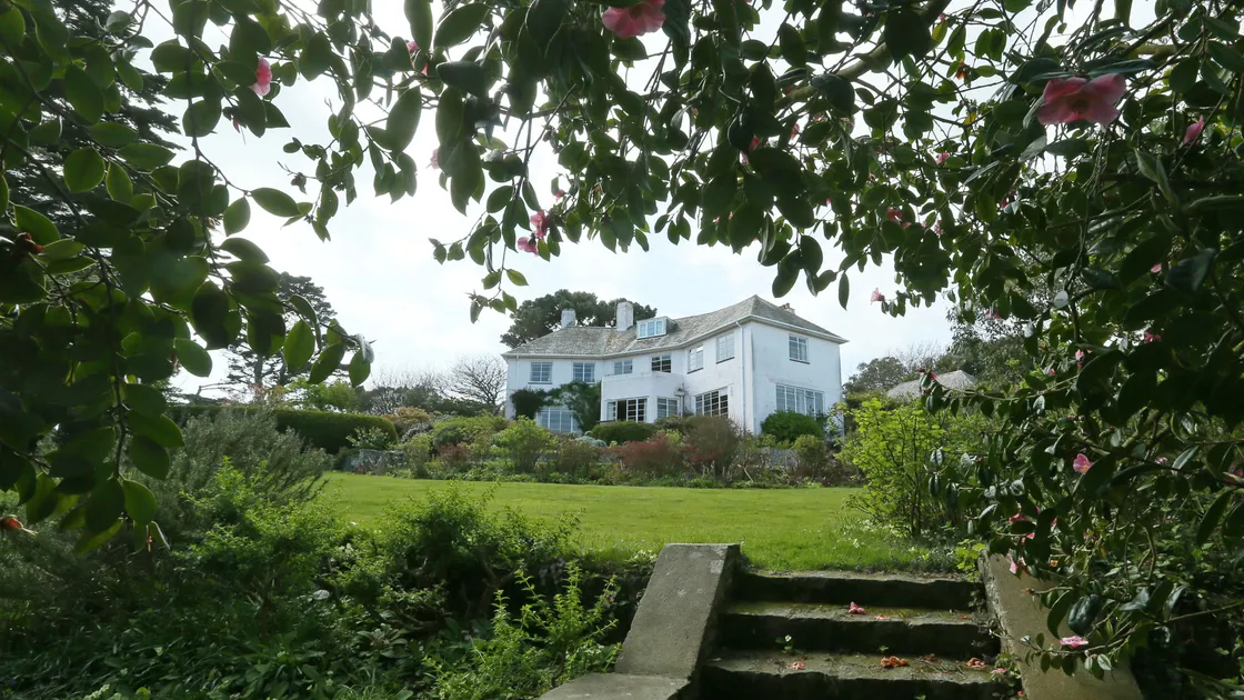 The Dolphins, Jerbourg Road, St Martin's. (29587625)