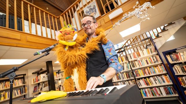 Gareth and Hairy Godmother ‘Read to the Beat’ at the library