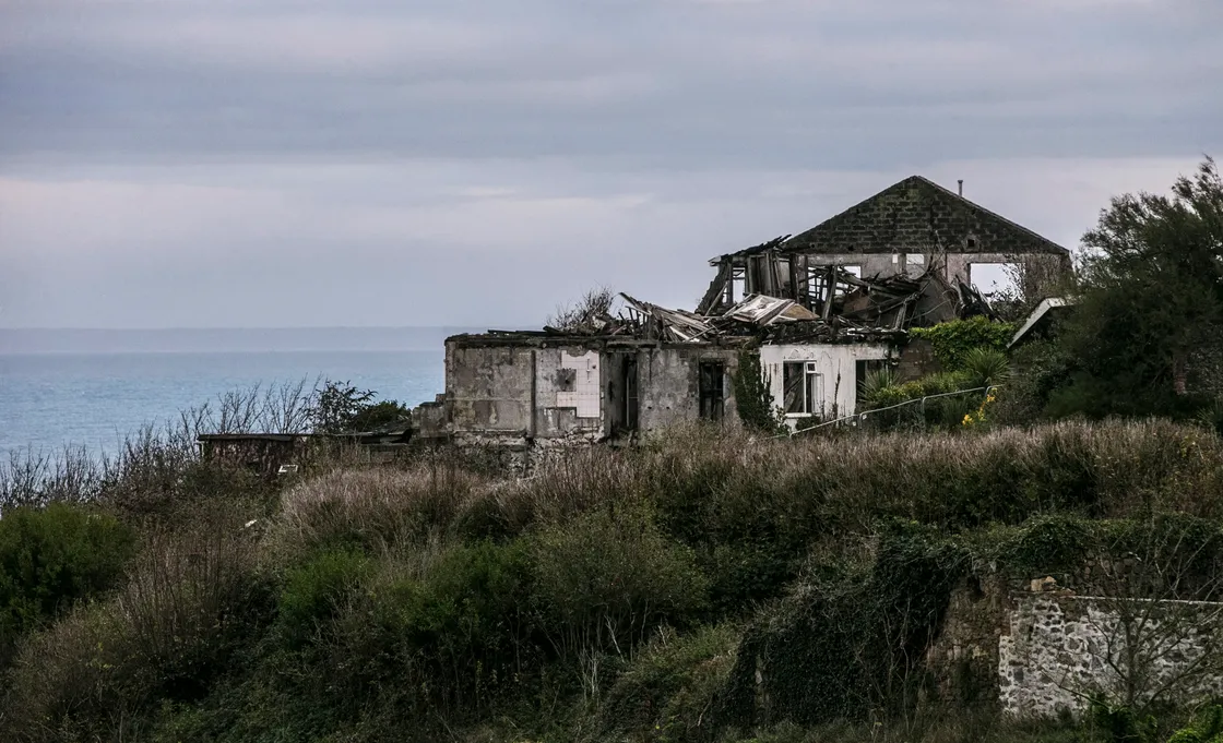 The remains of the burnt-out Idlerocks Hotel. (31370325)