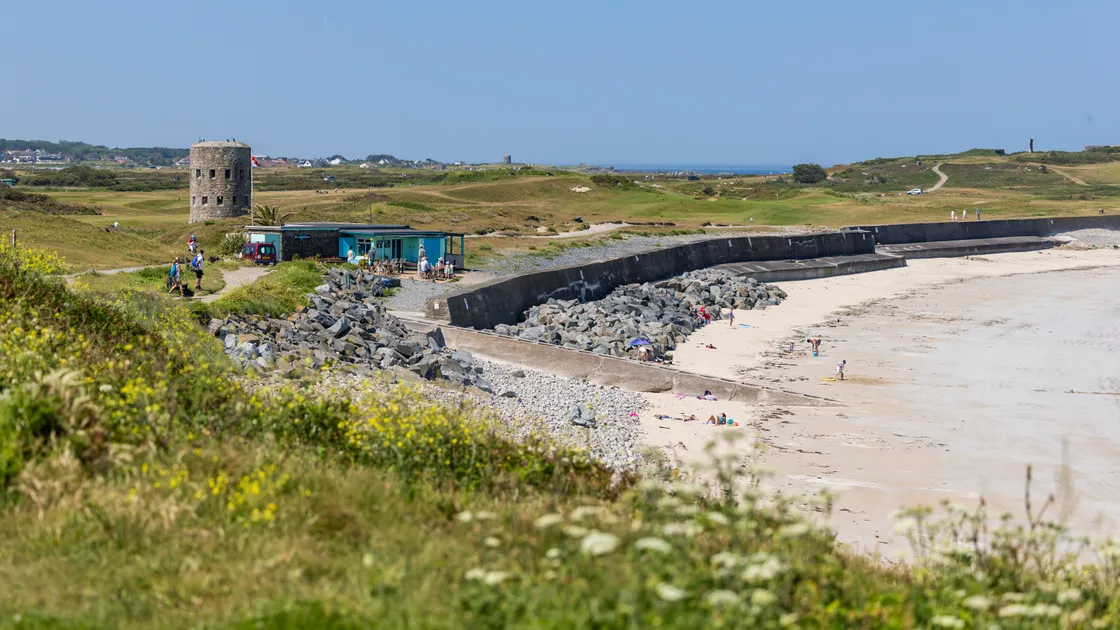 Recent work at L’Islet and L’Ancresse led to some islanders taking to social media to express their dismay at the cutting down of flowers in bloom.