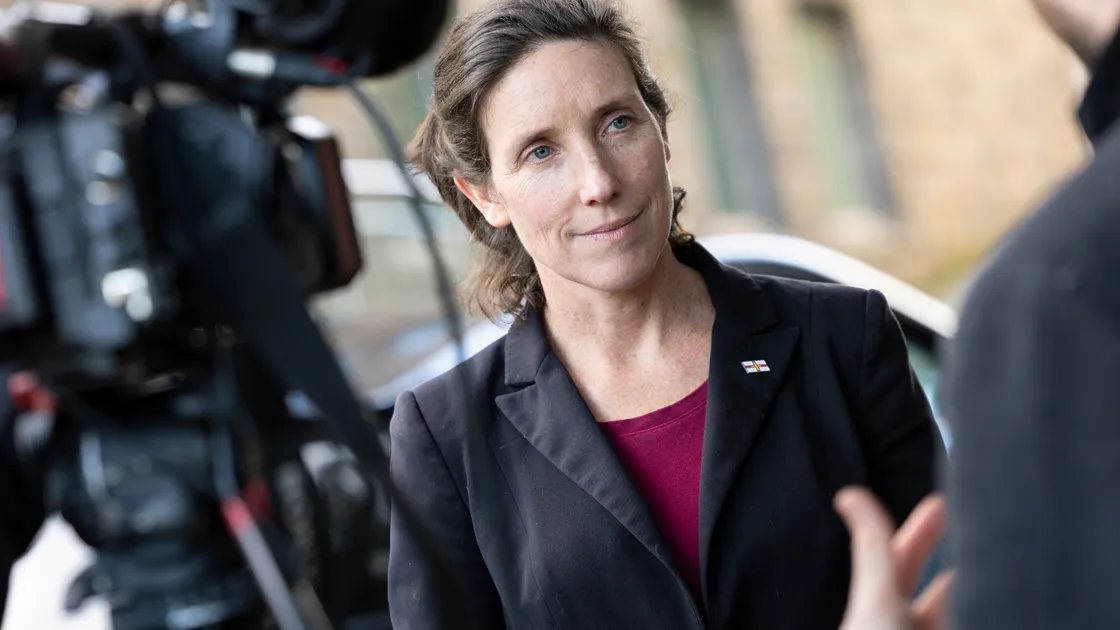 Deputy Lindsay de Sausmarez and her members are believed to retain the confidence of a clear majority of the Assembly.
