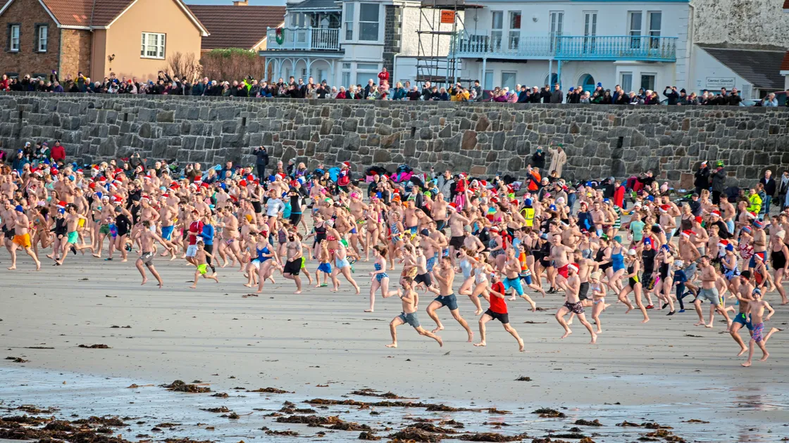 Picture by Luke Le Prevost. 26-12-23.Boxing Day Dip 2023 - the annual swim event at Cobo Bay raising money for Guernsey Cheshire Home. (32834043)