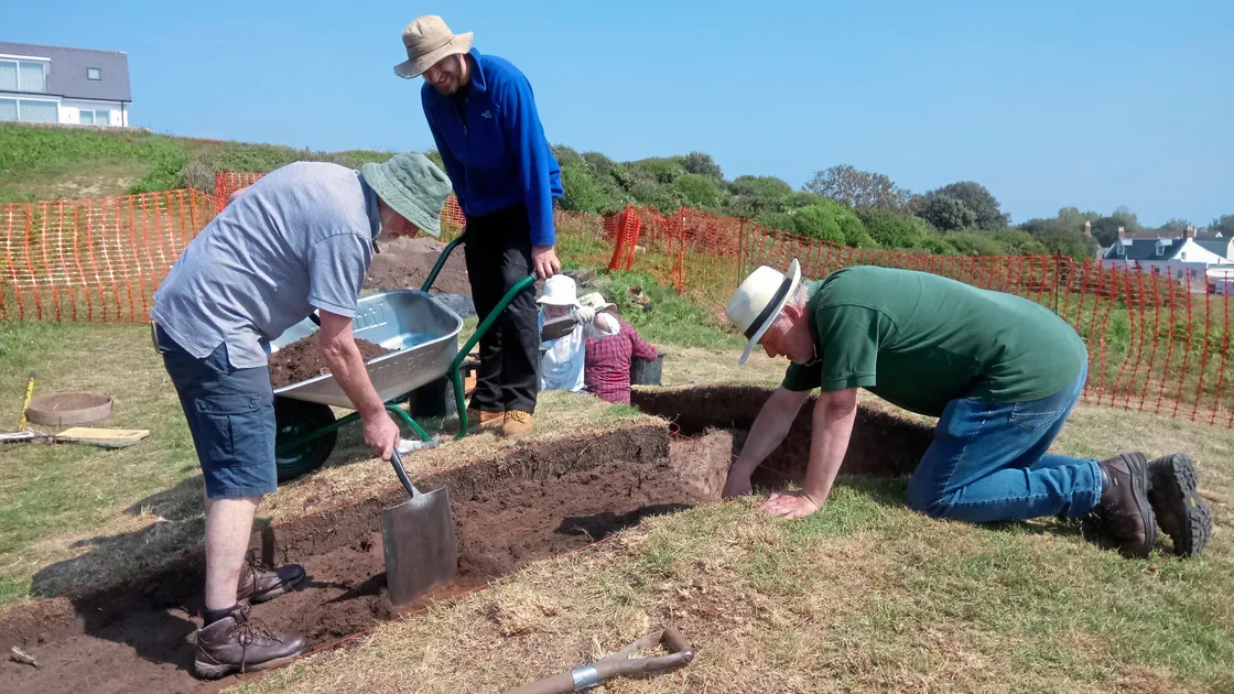 A team of eight from Bristol's Clifton Antiquarian Club have been exploring mounds on the common. (24713953)
