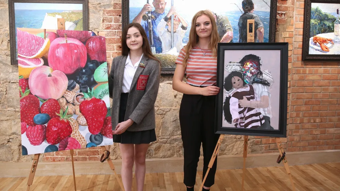 The winners of the two Art For Guernsey Royal Drawing School bursaries, Molly Le Pavoux, 15, left, and Jana Shrigley, 16.                                                                                 (Picture by Adrian Miller, 22661461)