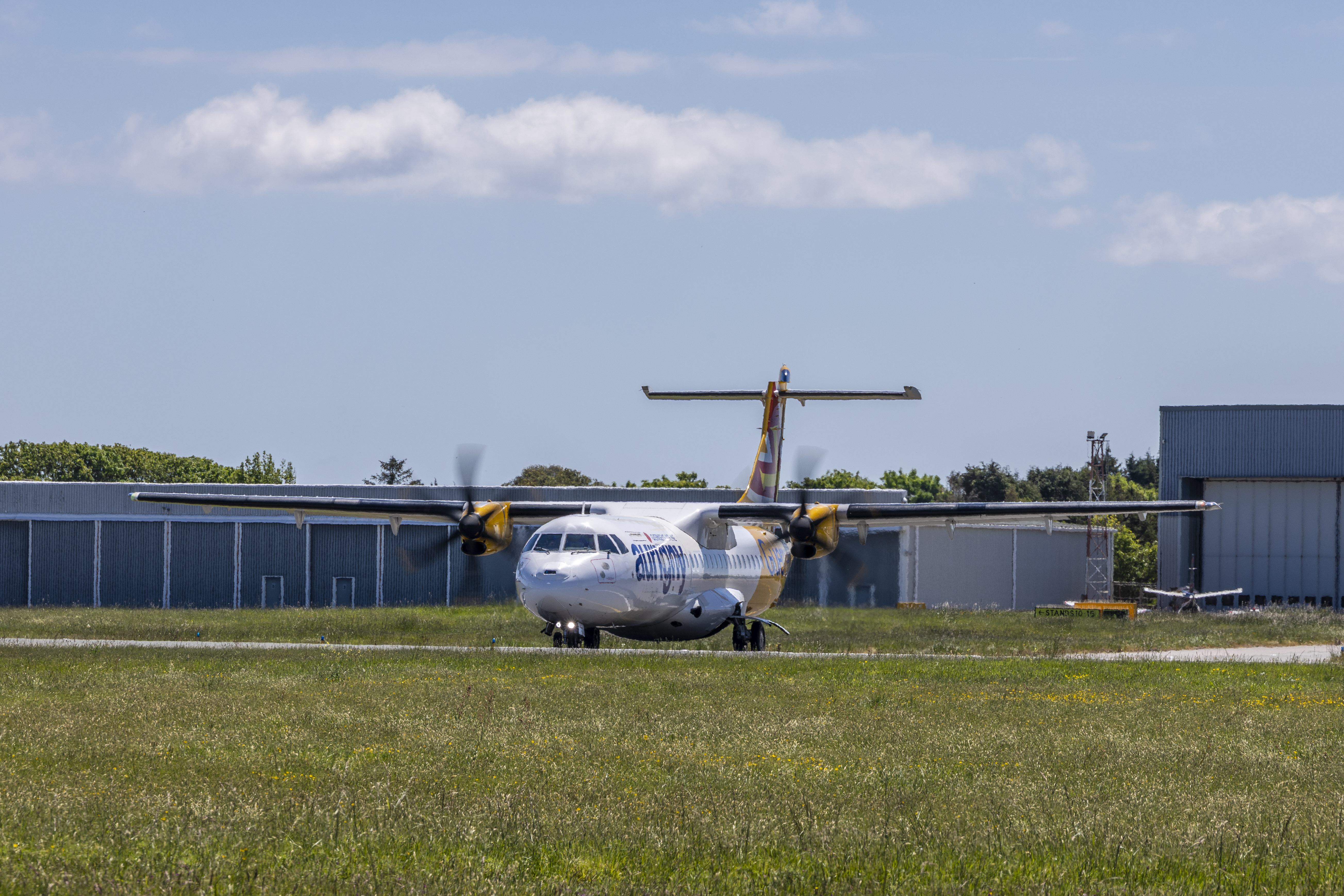 Aircraft diverted due to cracked windscreen