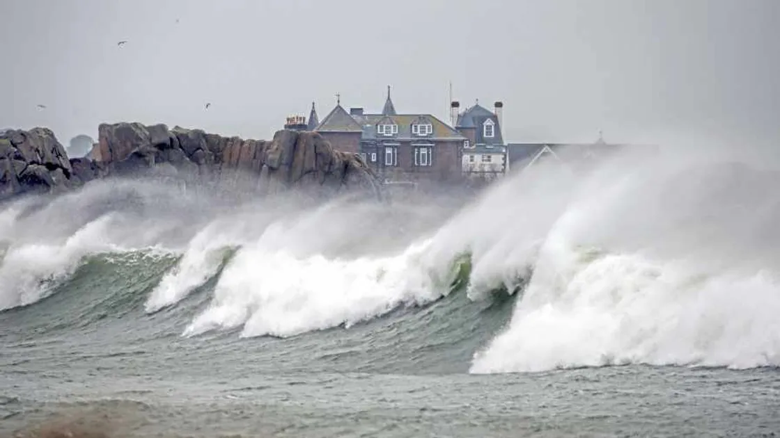 Islands are lashed by winds close to 60mph