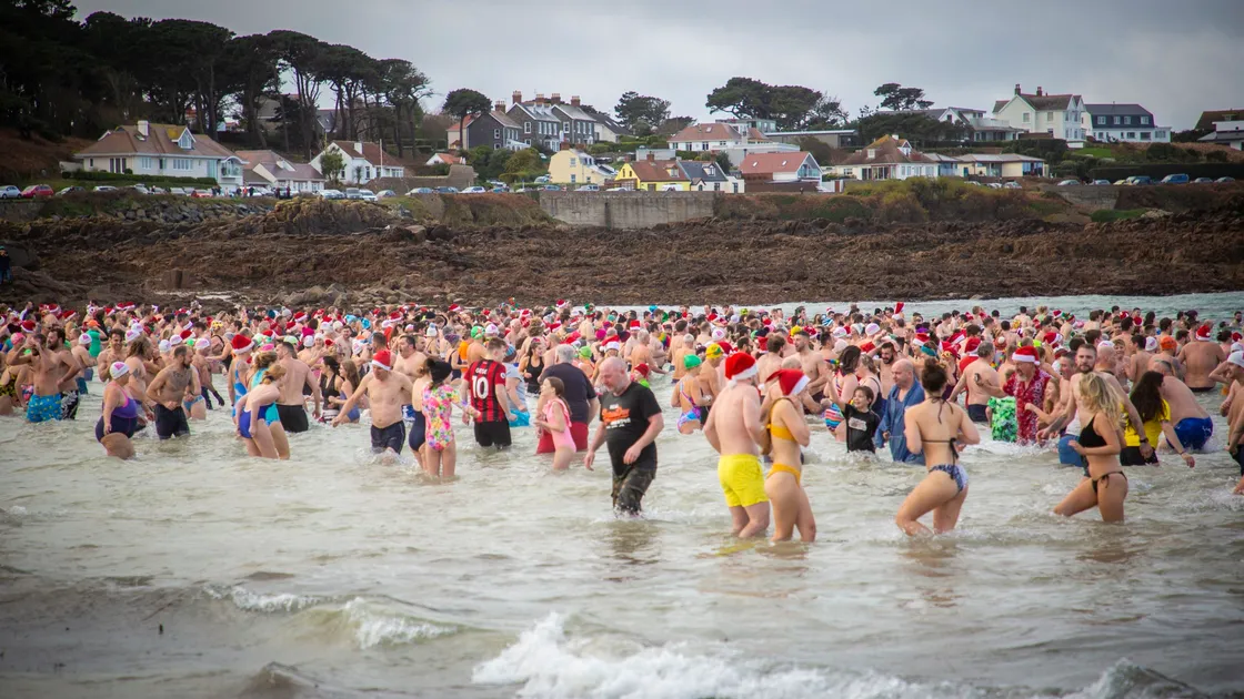 Boxing Day Swim at Cobo Bay.. (29059199)