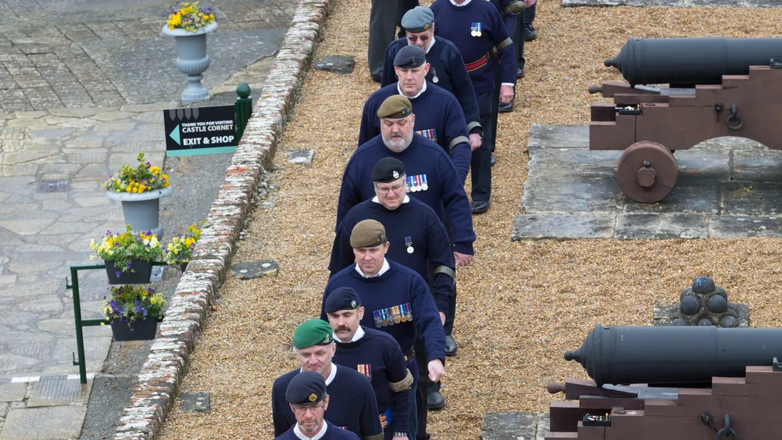 The cannon were fired by ex-military personnel under the direction of battery commander Rob Grant. (29422834)