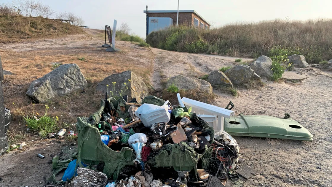 A public bin at Grandes Rocques was set alight on Sunday evening by a disposable barbecue.